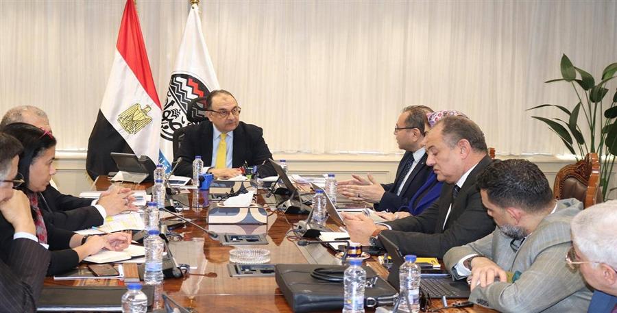 وزير قطاع الأعمال يتابع مستجدات المشروع القومي لتطوير صناعة الغزل والنسيج